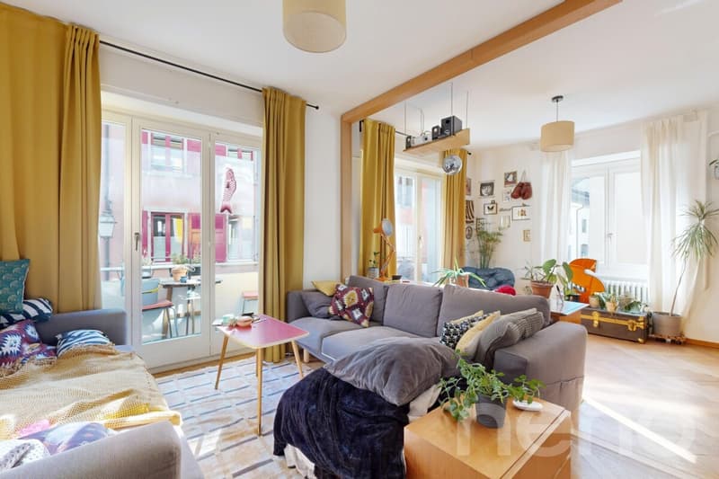 Mixed-use building 2 businesses + 3.5 + 8.5 in duplex (8)