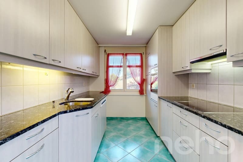 Appartement maisonnette attractif dans une maison de trois parties bien entretenue (4)