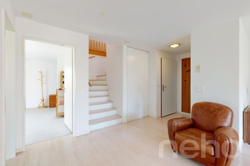 Appartement maisonnette attractif dans une maison de trois parties bien entretenue (3)