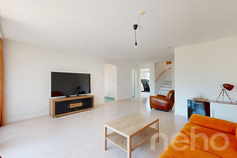 Appartement maisonnette attractif dans une maison de trois parties bien entretenue (2)