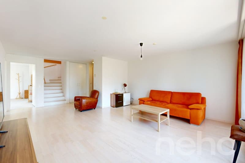 Appartement maisonnette attractif dans une maison de trois parties bien entretenue (12)