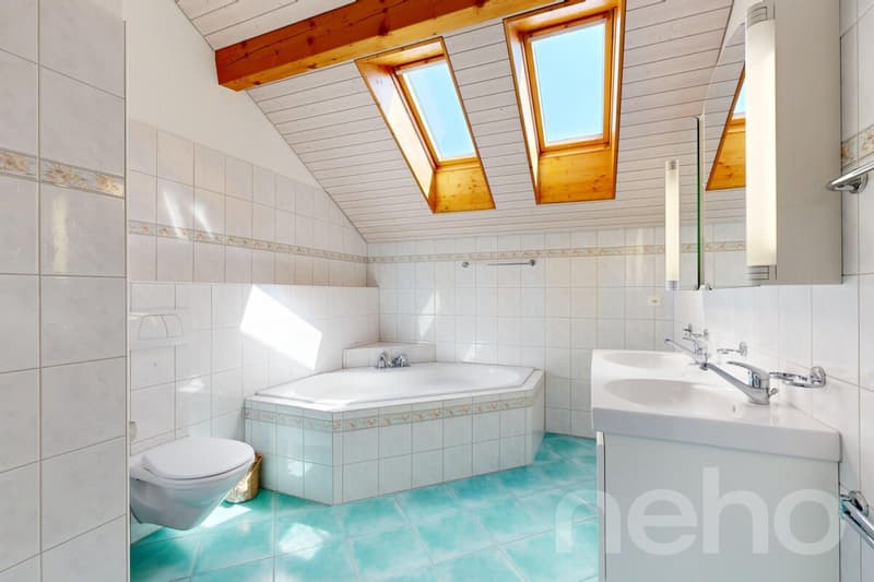Appartement maisonnette attractif dans une maison de trois parties bien entretenue (8)