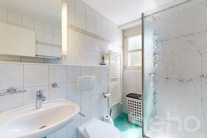 Appartement maisonnette attractif dans une maison de trois parties bien entretenue (9)