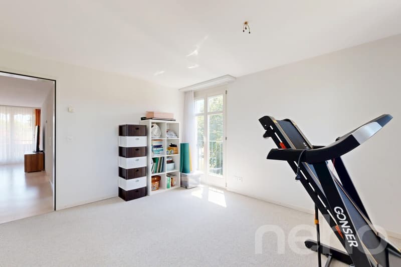 Appartement maisonnette attractif dans une maison de trois parties bien entretenue (5)