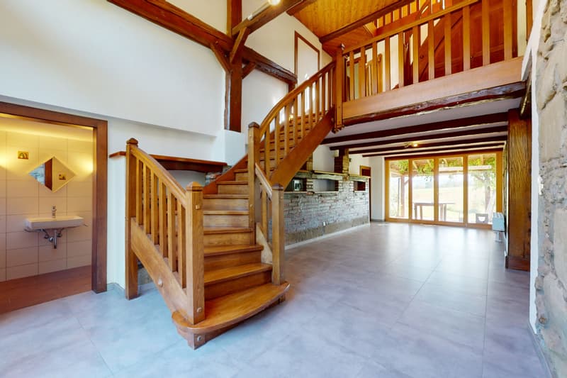 Spacious triplex with terrace, garden and indoor pool (10)