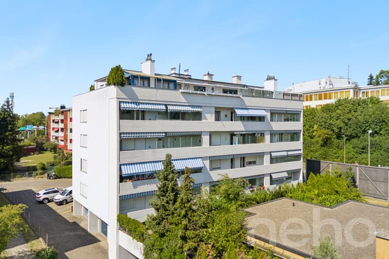 Zentrale 2.5-Zimmer-Wohnung mit Parkplatz und Potenzial (1)