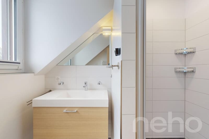 Helle 4.5-Zimmer-Dachwohnung in Weiningen (9)