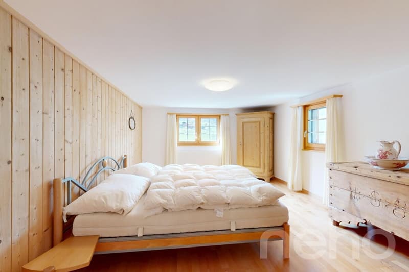 Grosszügige 5.5 Zimmer Wohnung mit Bündner Charme in Uors (7)