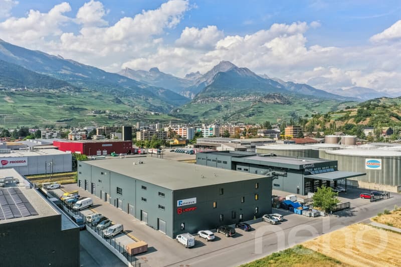 Immeuble de rendement avec 3 locaux commerciaux à Monthey (1)