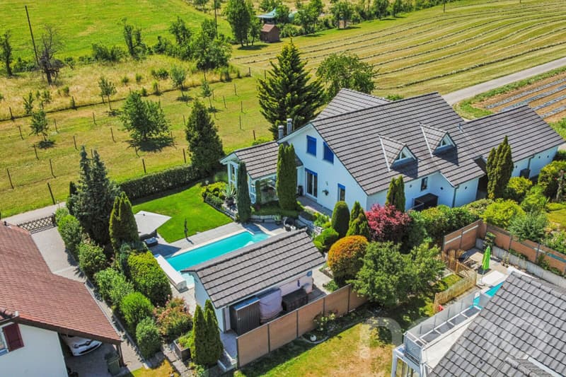 Stilvolles Zuhause mit unverbaubarer Aussicht und Pool (11)