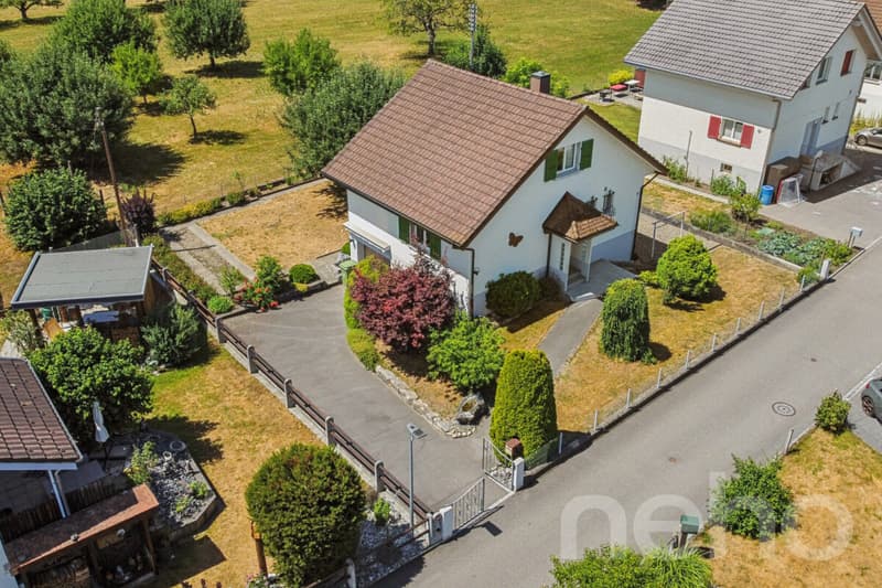 4-Zimmerhaus in ruhiger, leicht erhöhter Lage mit Umschwung (1)