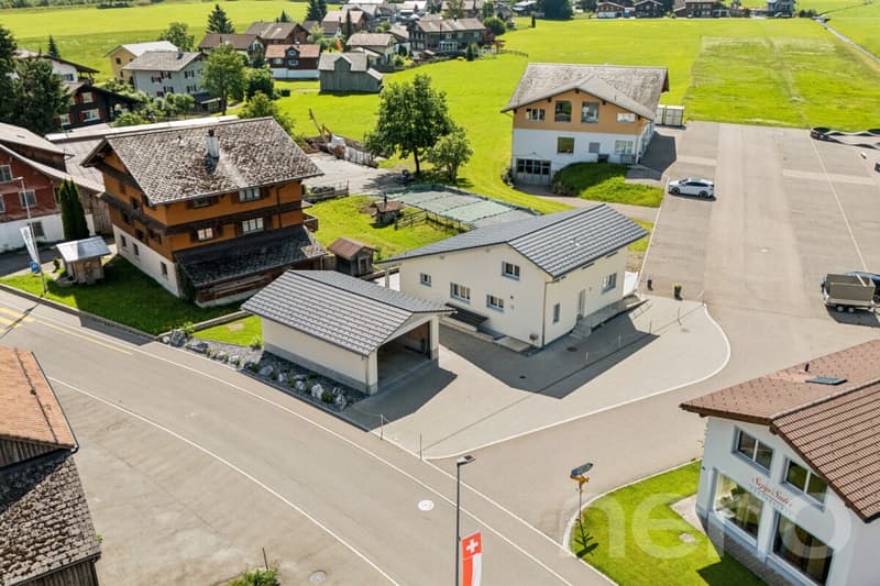 Einfamilienhaus mit über 260 m² Nutzfläche und grosser Garage (2)