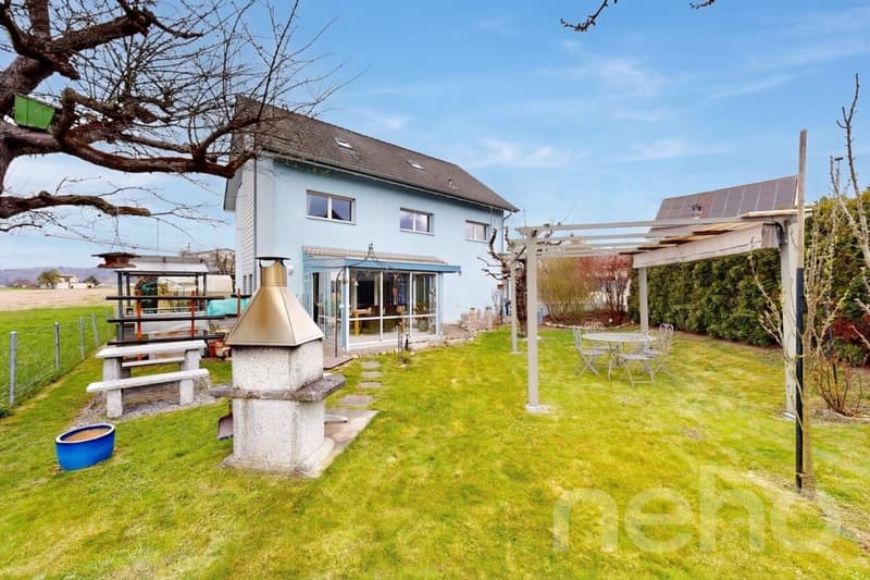 Freistehendes Einfamilienhaus mit sonnigem Garten und Wintergarten (1)