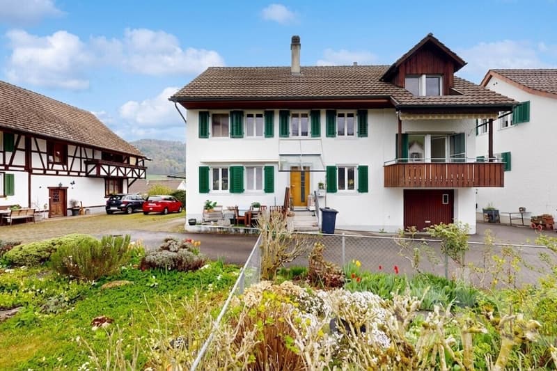 Gepflegtes 2-Familienhaus mit 835 m² Baulandparzelle (1)
