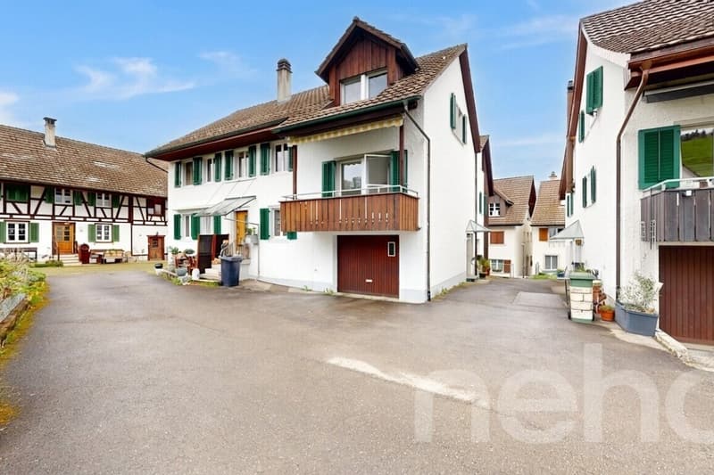 Gepflegtes 2-Familienhaus mit 835 m² Baulandparzelle (2)