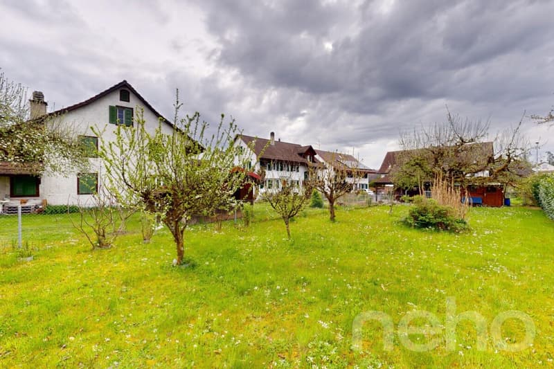 Gepflegtes 2-Familienhaus mit 835 m² Baulandparzelle (3)