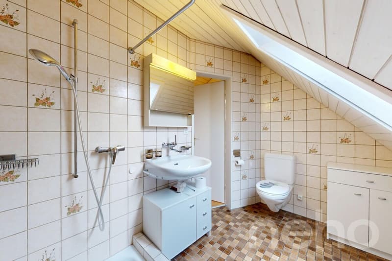 Gepflegtes 2-Familienhaus mit 835 m² Baulandparzelle (10)