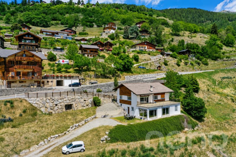 Magnifique propriété avec vue panoramique à Mase (1)