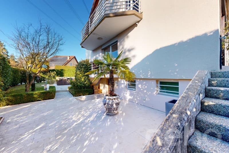 Villa familiale avec jardin arboré et jacuzzi à Founex (10)