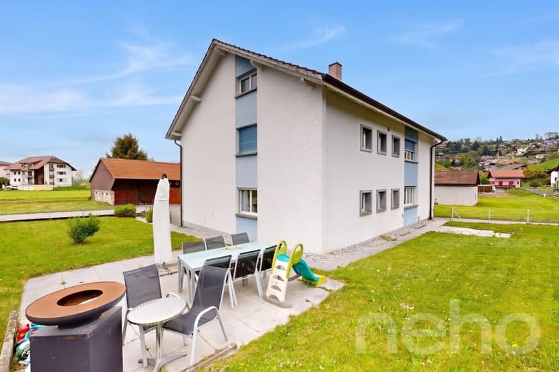 Mehrfamilienhaus im grünen Plasselb (1)