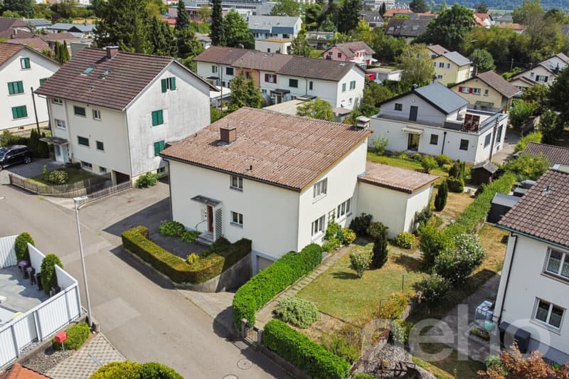 Grosszügiges Einfamilienhaus mit 2 Wohnungen und grossem Garten (2)