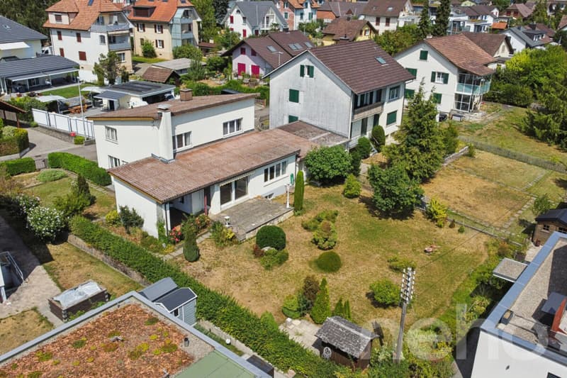 Grosszügiges Einfamilienhaus mit 2 Wohnungen und grossem Garten (3)