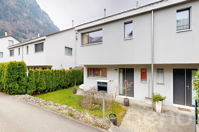 Grosszügiges Doppeleinfamilienhaus an familienfreundlicher Lage (1)