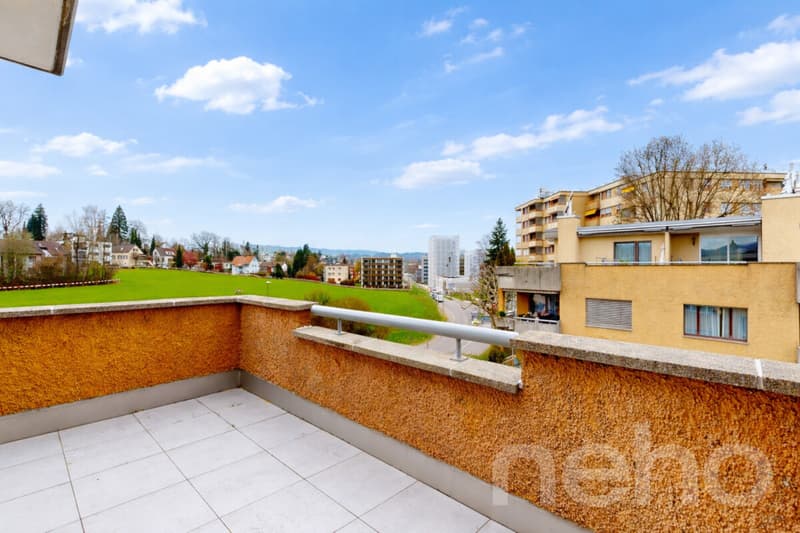 Attraktive 4.5-Zimmer-Attikawohnung mit sonnenverwöhnter Terrasse (2)