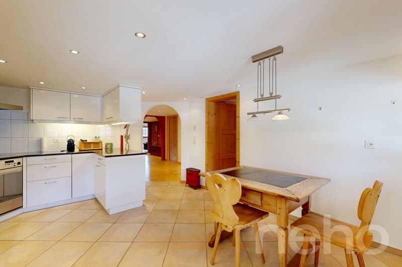 Grosszügige 5.5 Zimmer Wohnung mit Bündner Charme in Uors (4)