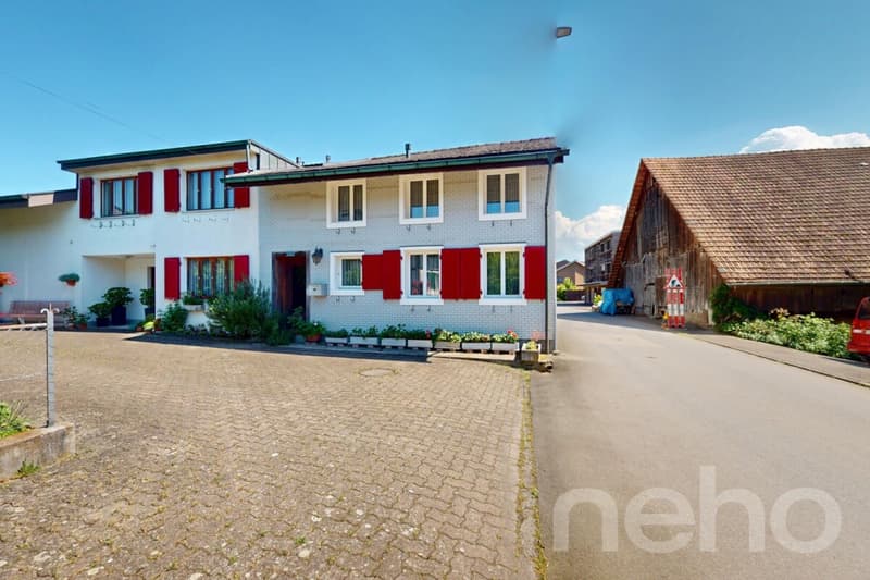 Familienfreundliches Haus mit grossem Grundstück und Ausbauoptionen (2)