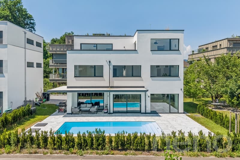 Luxuriöses 7.5 Zimmerhaus mit Aussenpool - Exklusives Wohnen in Suhr (1)