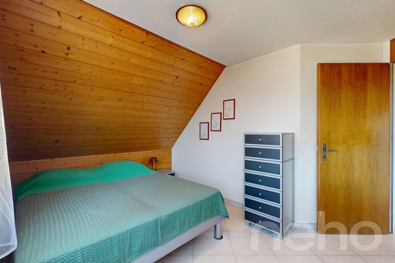 Charmante Dachwohnung mit Galerie und Weitsicht ins Grüne (9)