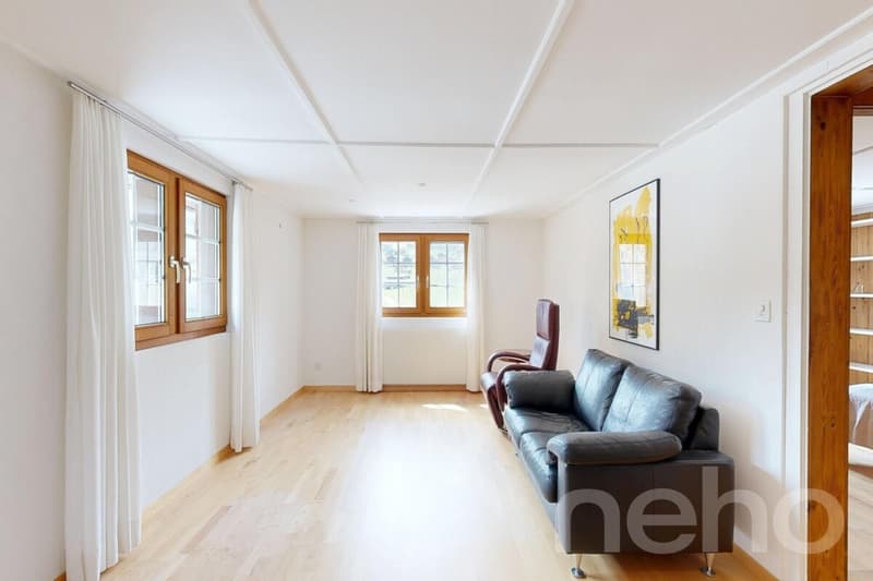 Grosszügige 5.5 Zimmer Wohnung mit Bündner Charme in Uors (3)