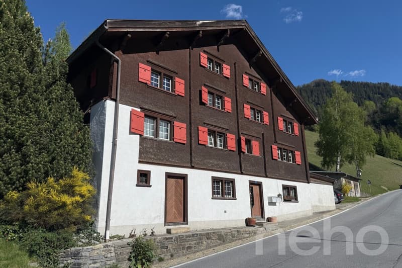 Grosszügige 5.5 Zimmer Wohnung mit Bündner Charme in Uors (2)