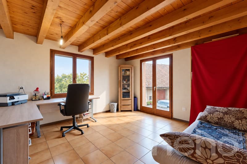 Maison familiale rénovée avec vaste atelier (9)