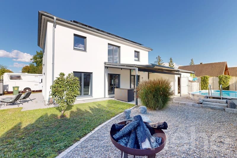 Private Oase: Exklusives 6.5-Zimmer-Einfamilienhaus mit Pool (1)