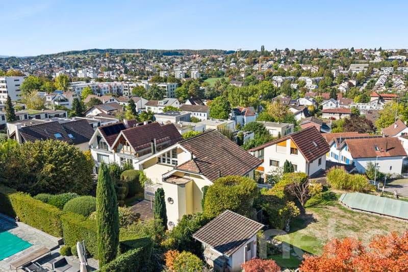 Exklusive Villa mit beheiztem Pool und traumhafter Aussicht (12)