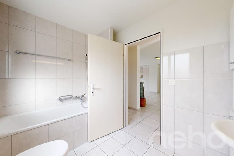 Badezimmer mit Badewanne und Doppellavabo