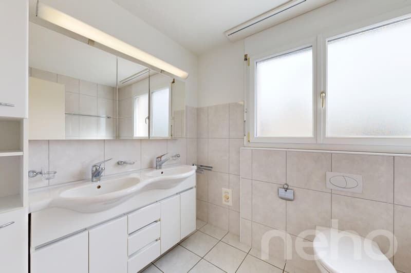 Badezimmer mit Badewanne und Doppellavabo