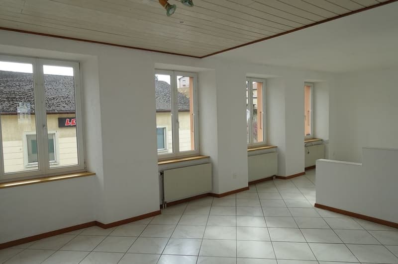 empty room, white walls, white tiles, three windows, radiators