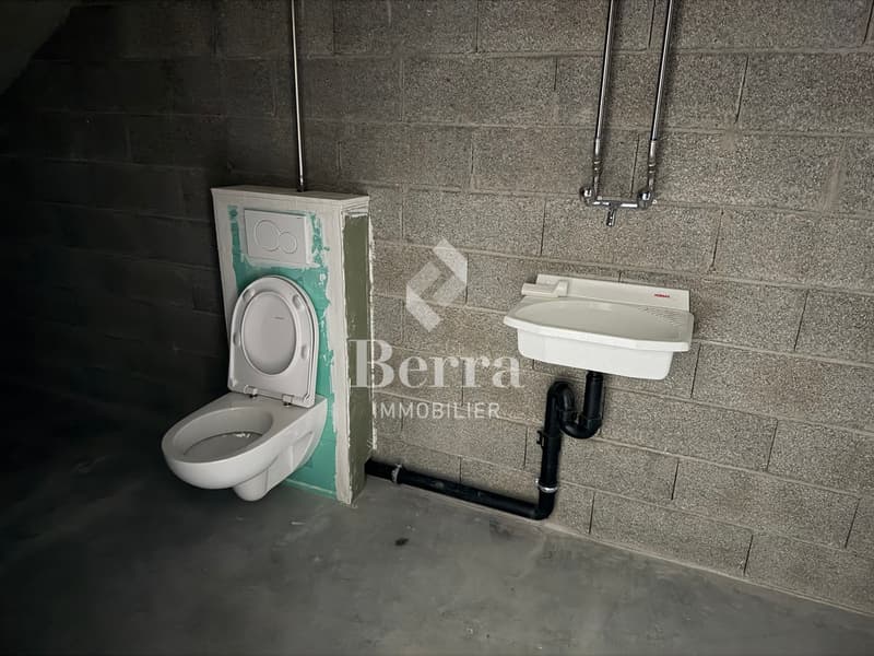Last hall of over 200m2 available! (5)