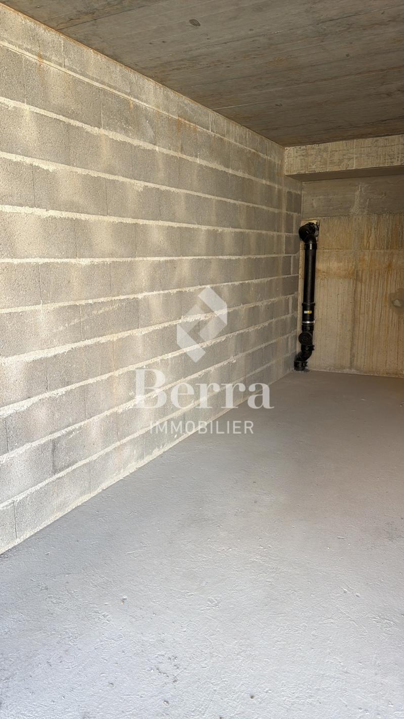 Closed Garage Box - New Construction - Aproz (Amaryllis) (2)