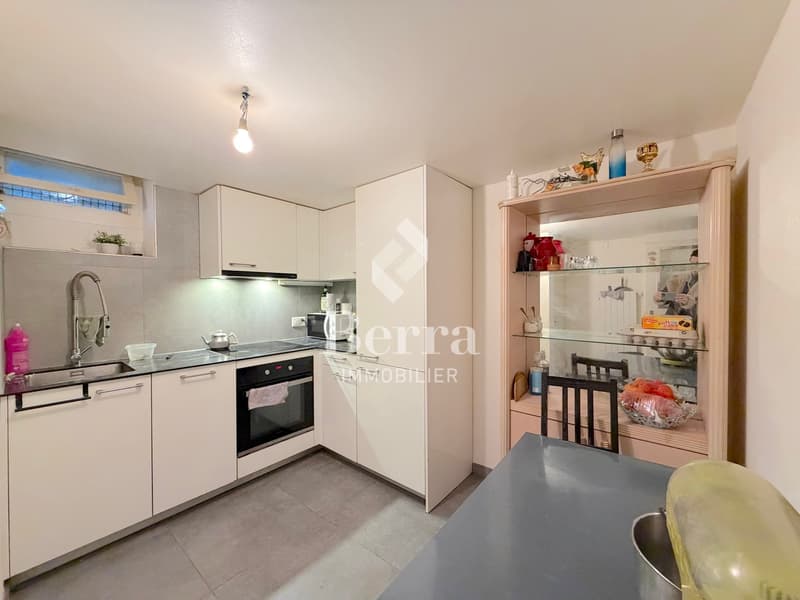 Renovated building with 3 apartments - development potential (10)