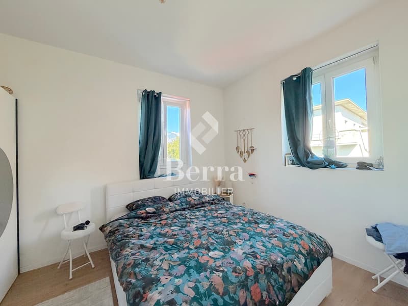 Renovated building with 3 apartments - development potential (8)