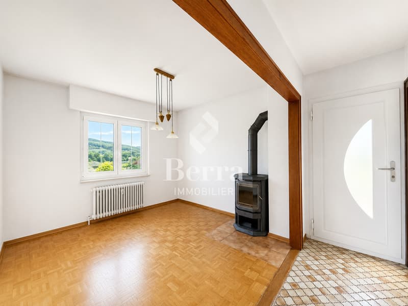Individual villa with garden, terrace, garage and great potential. (3)