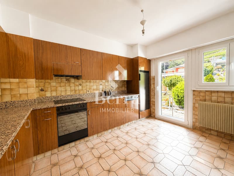 Individual villa with garden, terrace, garage and great potential. (7)