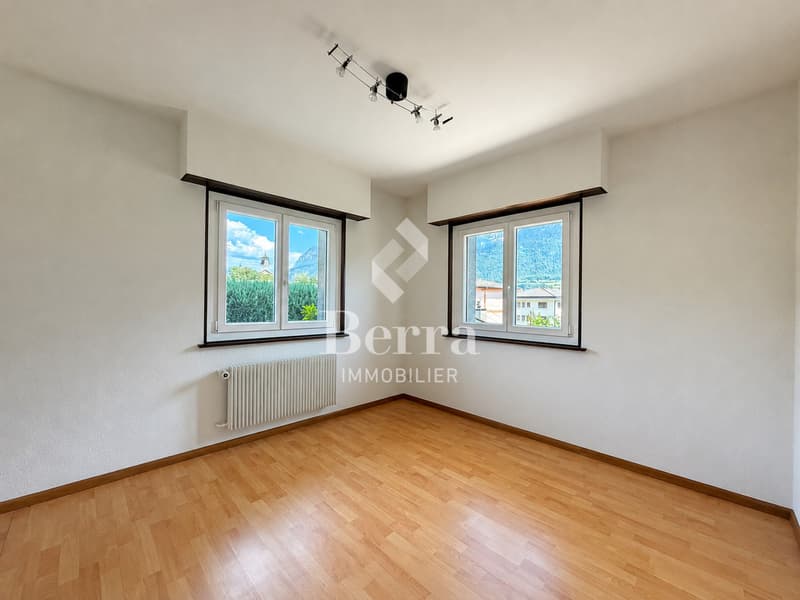 Individual villa with garden, terrace, garage and great potential. (8)