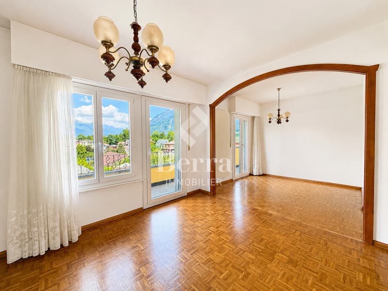 Individual villa with garden, terrace, garage and great potential. (10)
