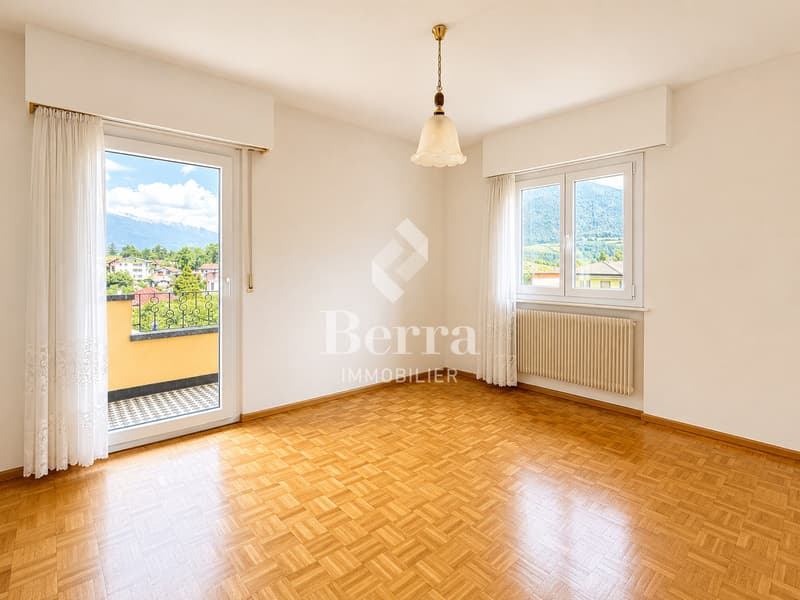 Individual villa with garden, terrace, garage and great potential. (6)