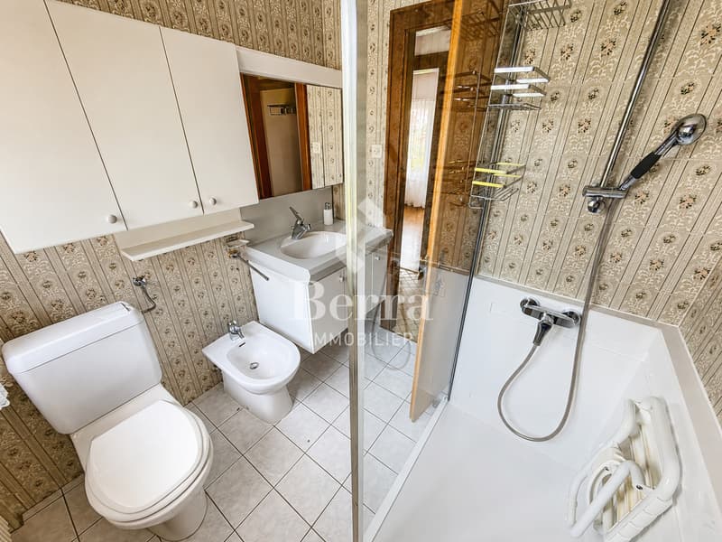 Individual villa with garden, terrace, garage and great potential. (9)